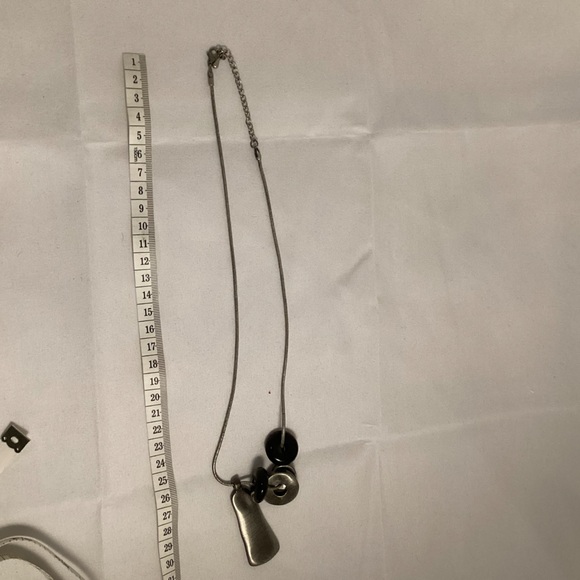 Metallic asymetric necklace - Picture 3 of 4